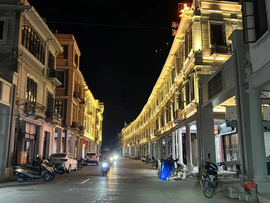 手机摄影 #街景随拍 家乡的中山路步行街的夜景 #小县城的 - 抖音