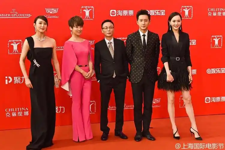 电影《致青春2:原来你还在这里》剧组,吴亦凡换上一身新西装再次亮相