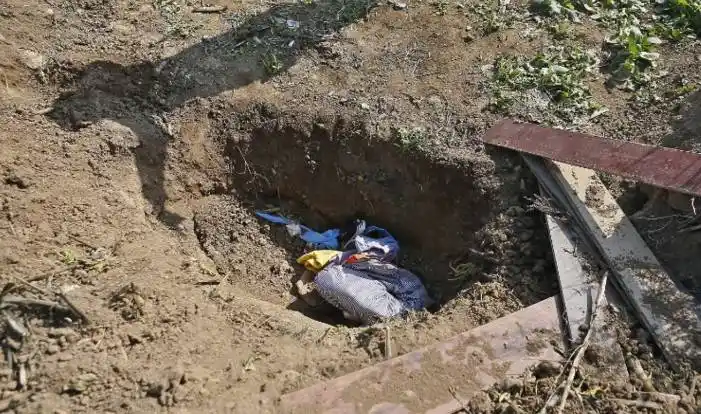 于是,郭师傅便拿来工具准备清理一下,可郭师傅刚挖了几下就发现土下边