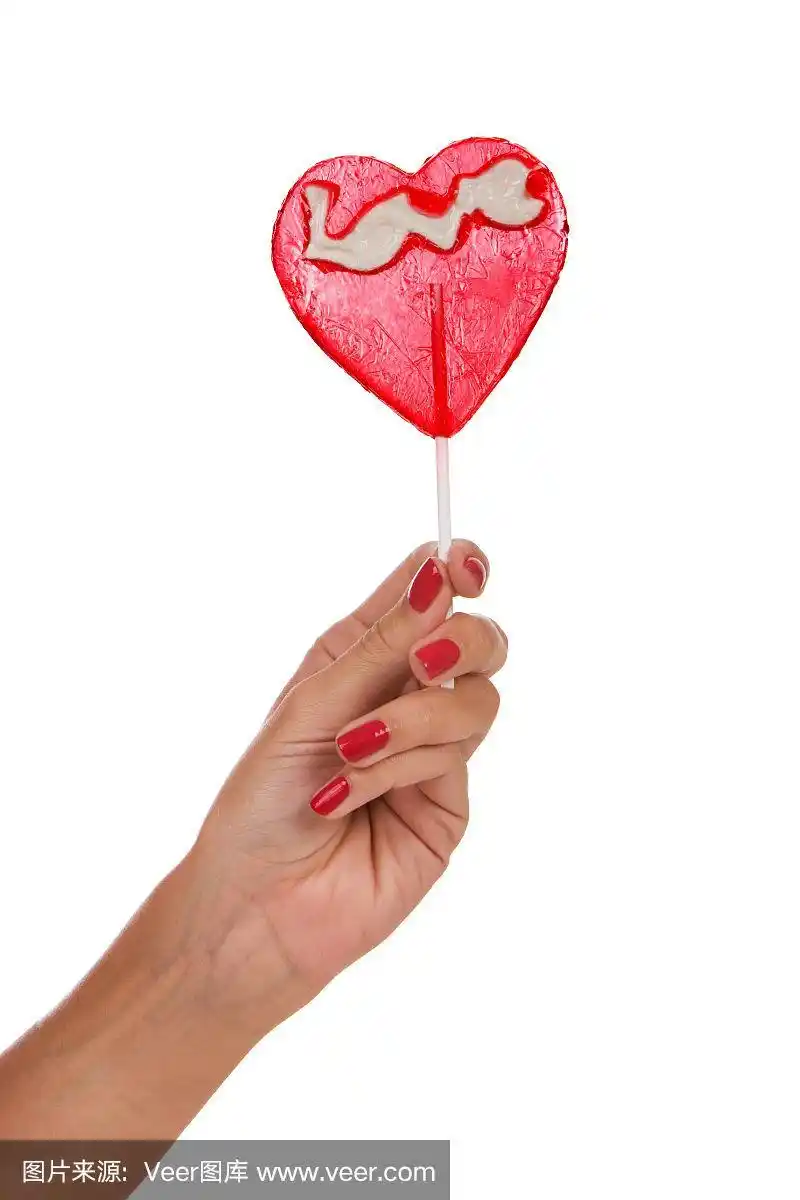 手里拿着心形棒棒糖