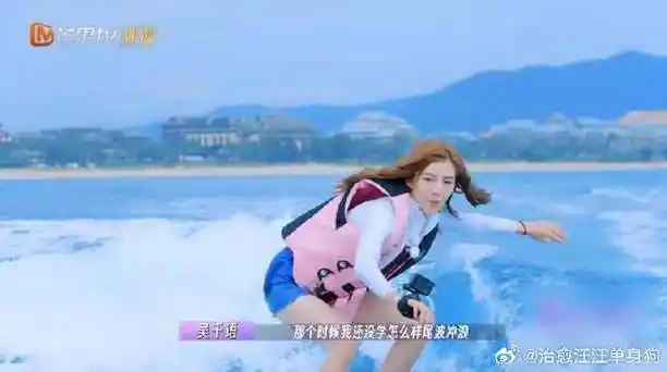 吴千语冲浪冲得太好了,施伯雄拍不停|吴千语|施伯雄_新浪新闻