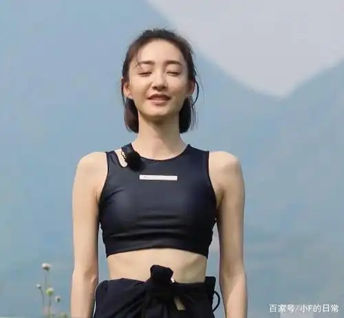 王丽坤早上做瑜珈,当她张开双臂坐着时,她的身材比例让人羡慕