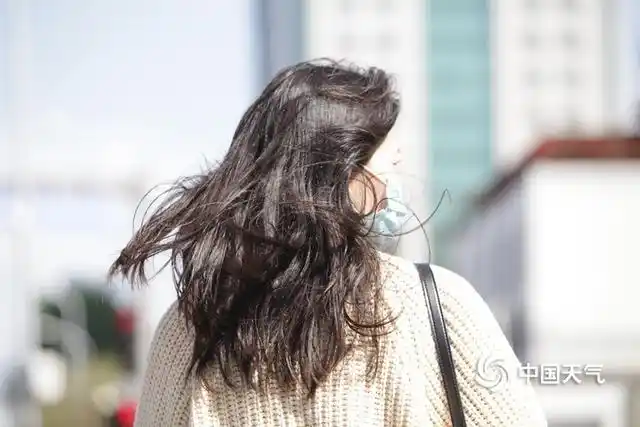 8级大风!北京街头行人风中"凌乱"