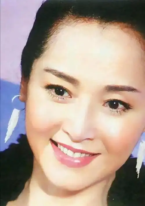 东方梦露恬妞65岁身材丰满穿衣优雅又显贵真是风韵犹存