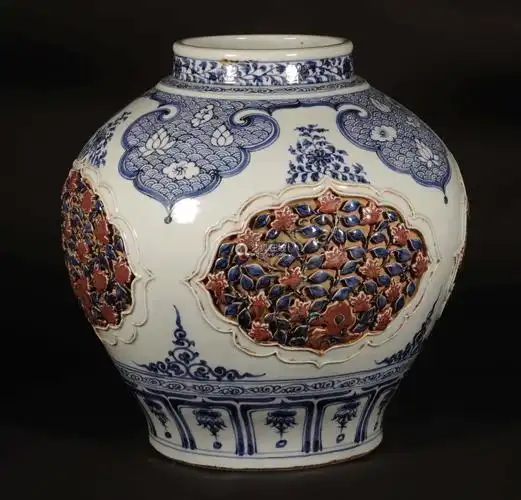 6868lot004368元代青花釉里红雕瓷大罐