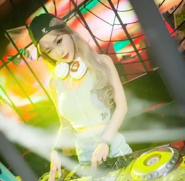 性感女dj大胆露半球上演真空打碟,好刺激啊!