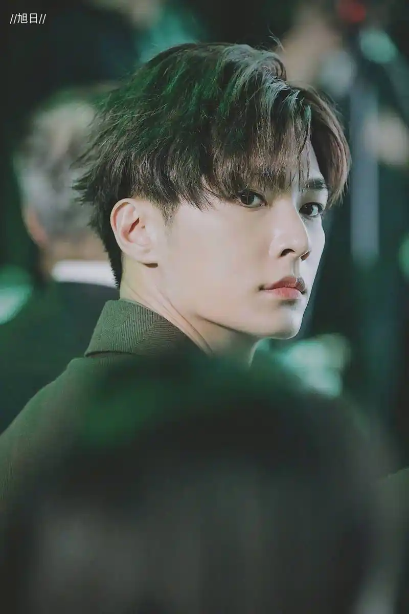 被炎亚纶帅到!成熟男人的气质,但是脸又嫩到不行