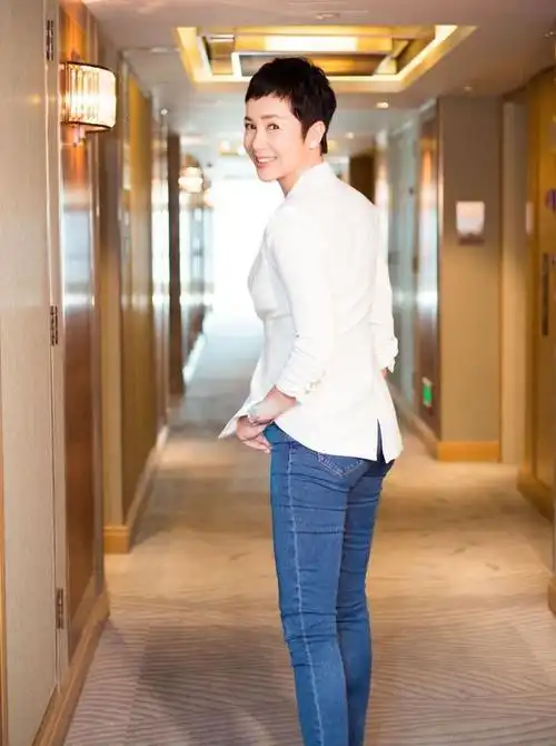 49岁蒋雯丽喜提视后,身穿不规则西装个性十足,自信沉稳气质满分|短发