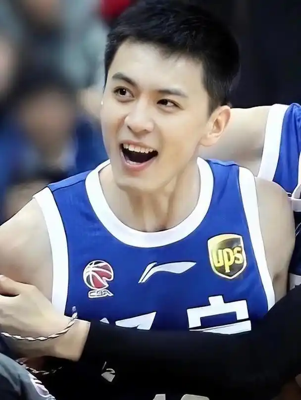 他的妻子唐佳良公开发文,她删除"杨鸣妻子"简介和两人亲密合影,疑承认