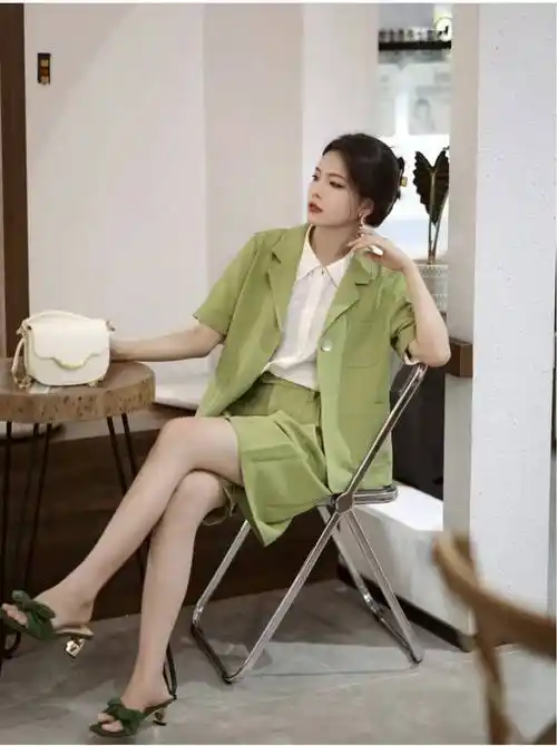 原创西装短裤套装配什么鞋子好看西装短裤套装怎样搭配图片