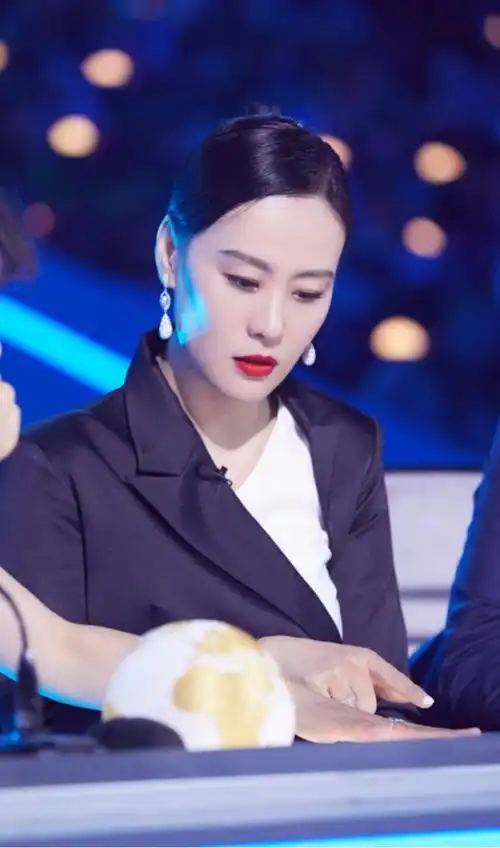 邬君梅自带大女人气场穿裹身款西装录节目盘发红唇a爆