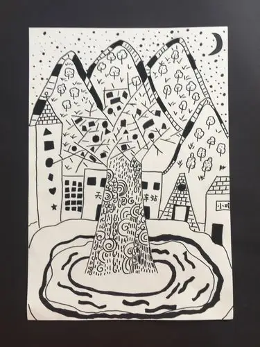 她在树上画了圆形,三角形,方形!