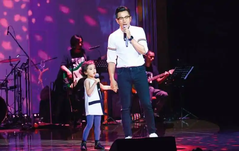 48岁刘恺威与10岁女儿小糯米合照曝光,网友:遗传了杨幂_刘晓_身形