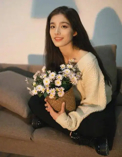 看到了钟丽丽的长相和剧中的黄芷陶比拟,钟丽丽似乎更适合校花这个脚