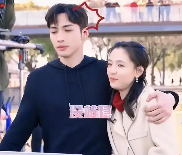 张彬彬抱着吴倩亲吻时用嘴吸!吴倩酥麻站不稳!网友呼这是舌吻了