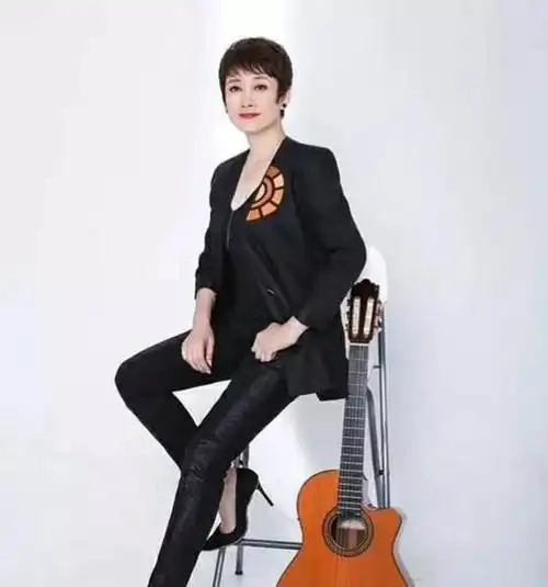 当年风光无限的歌手成方圆,62岁无儿无女,却活出了潇洒的人生|王刚