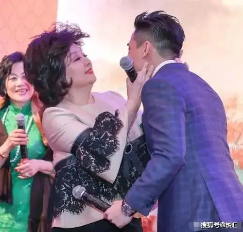 原创71岁歌手徐小凤气质优雅与男友廖晖分手后至今未婚