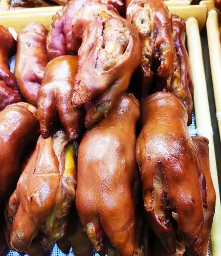 一楼超市熟食区新引进:卤三国熟食