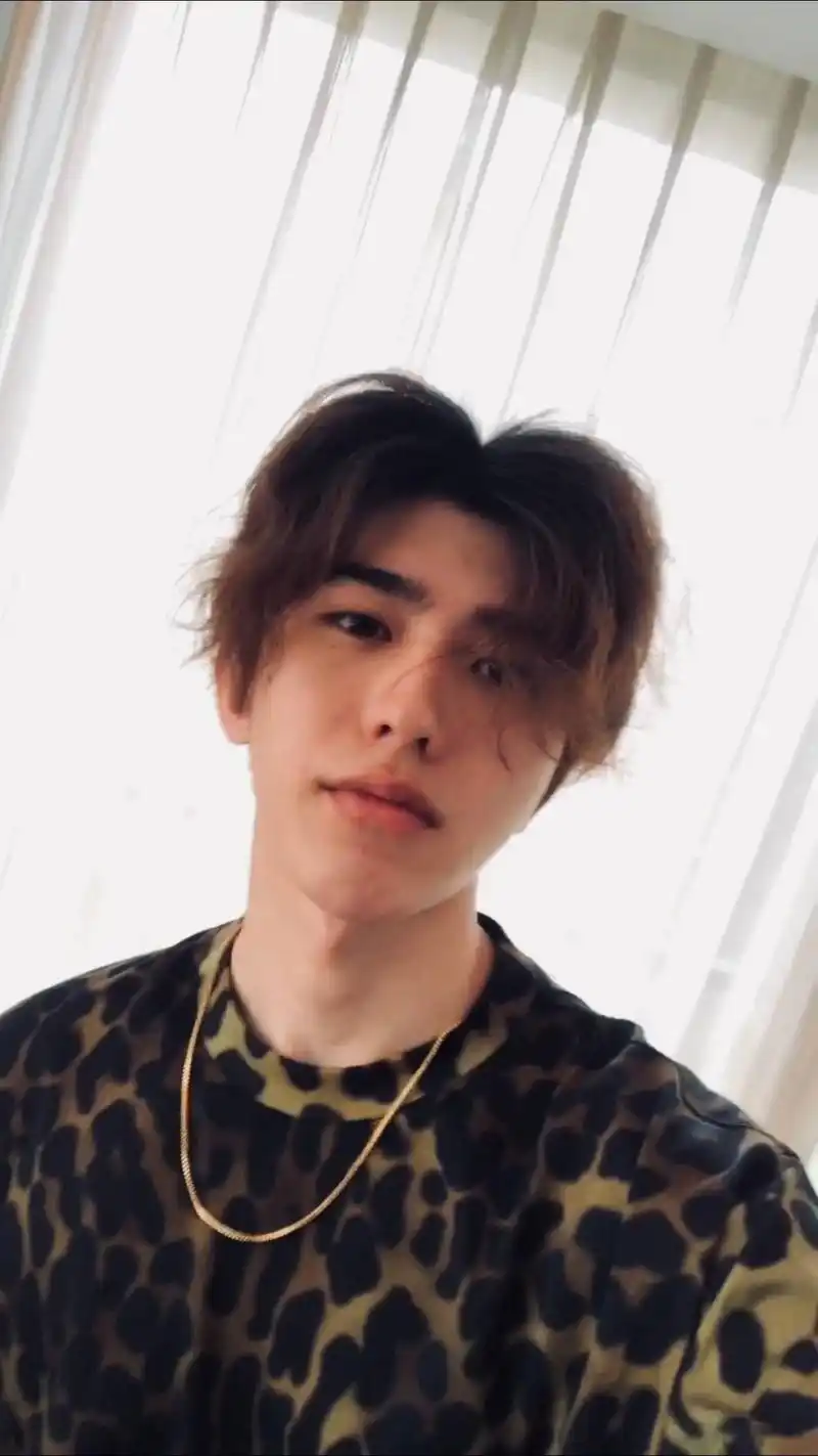 蔡徐坤炫完表之后开始炫发量了!