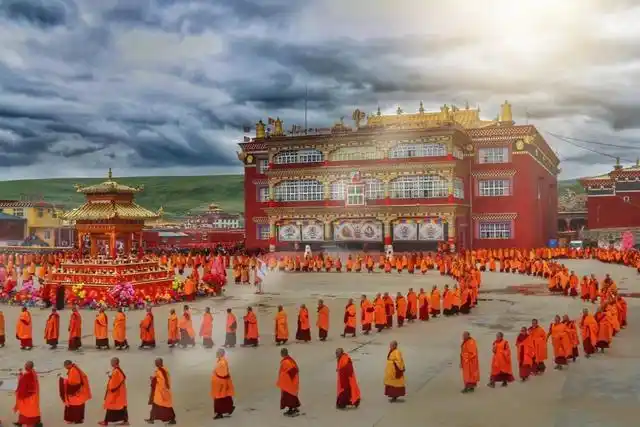 事实上,色达佛学院和亚青寺都是信徒心中的圣地,他们