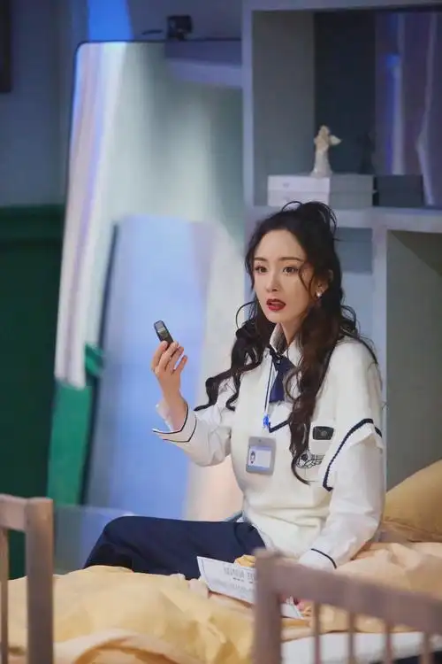 杨幂密室大逃脱4天使学园上剧照学院风造型