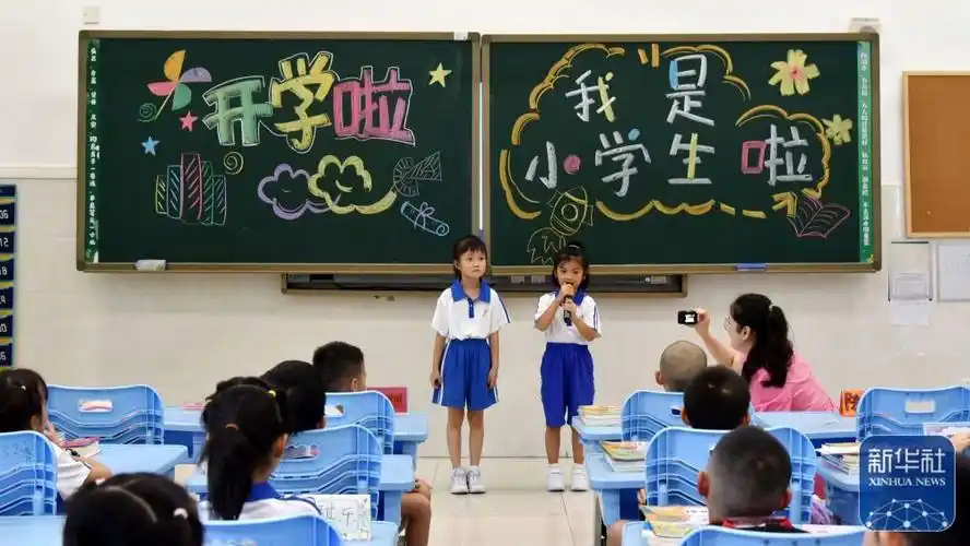 杭州育才登云小学的老师在教室分发教材,为开学做准备