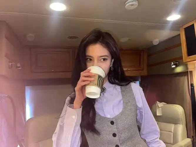 今日宋妍霏的自拍更新#宋妍霏  #宋妍霏壁纸  #宋妍霏头像