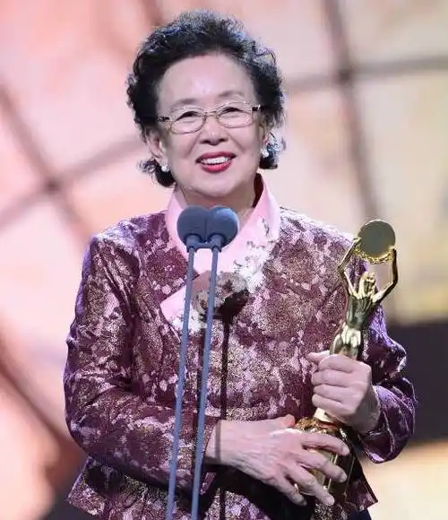 罗文姬这位韩国国宝级的演员,用她特殊的人格魅力吸引着不同年龄段的