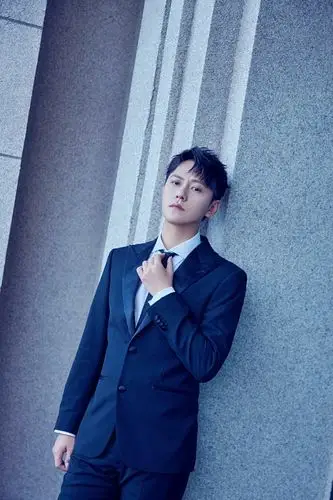 秦俊杰的西装