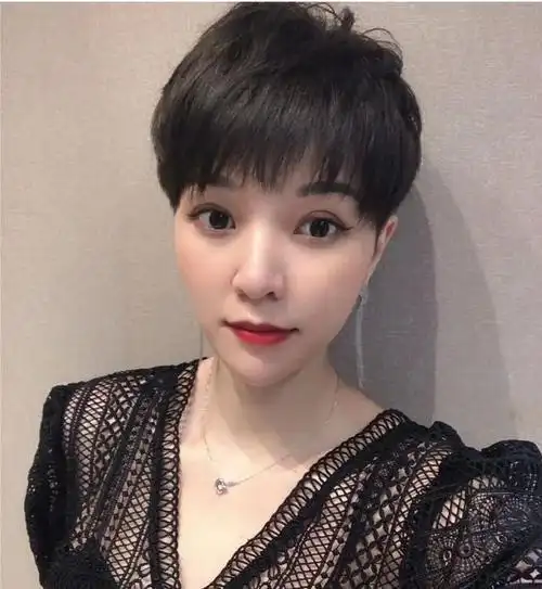 和男士短发最大的区别就是刘海,中年女人剪短发,选择这种发型不仅显