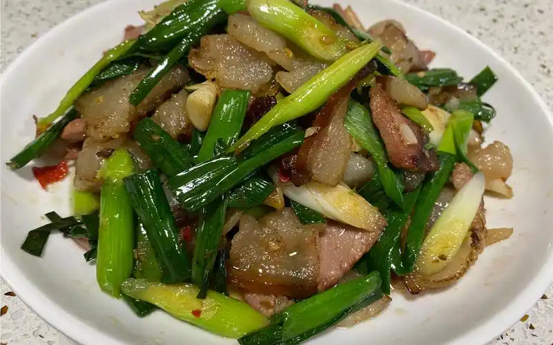 四川特色菜"蒜苗炒腊肉",腊肉最好吃的做法,过年必备菜,收藏