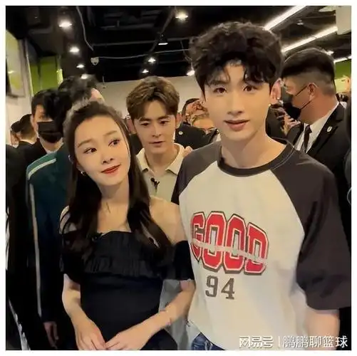 宋轶回新加坡探亲,亲昵抱娃,嫂子晒合照全家都是高颜值