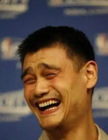 并不靠颜值吃饭,所以最开始并不注重自己的形象,在很多场合都漏齿大笑