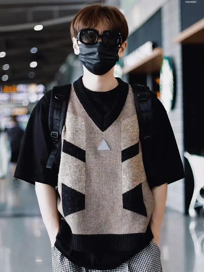 格纹穿搭 汪苏泷ootd 歌手汪苏泷近日一则机场私服穿搭分享.