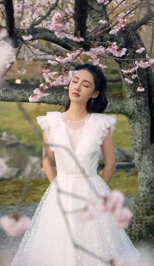 李沁这身打扮"好甜",一身香芋紫浪漫又秀气,不学着穿可惜了_款式_女性