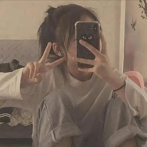 女生拿手机遮半脸头像高清