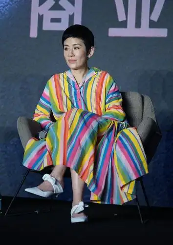 被吴君如的好气质折服,穿彩虹条连衣裙也优雅气质,真不像54岁