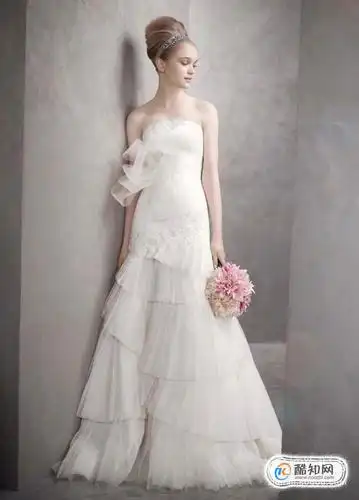 01大多数婚纱都是抹胸款式,穿带有肩带的内衣,不仅不美观,而且还有