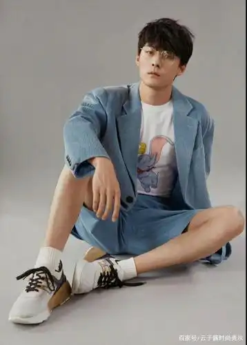 张雨剑不愧是男神,衬衣内搭休闲裤好潇洒,戴黑框眼镜禁欲感十足