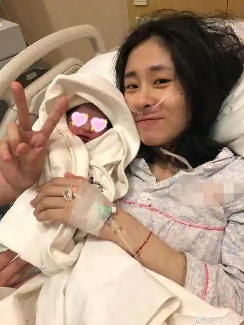 张碧晨被指代孕好友晒其孕照辟谣称宝宝早产