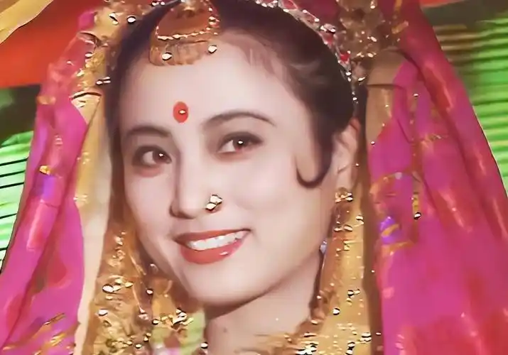 皇后"李玲玉再穿"玉兔精"戏服,皮肤白皙引人羡慕_李玉玲_电视机_漂亮