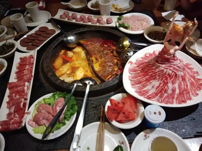 哇!今天的晚餐是火锅耶,看起来好好吃的样子.我一定要多吃几个.