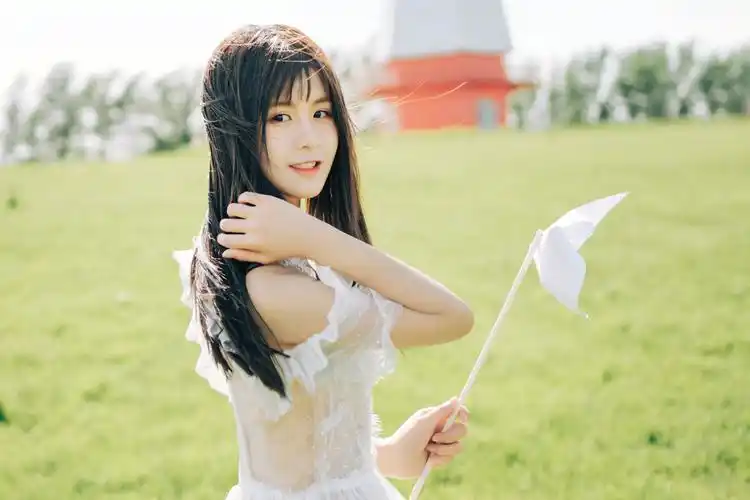 镂空蕾丝裙美少女室外清新写真