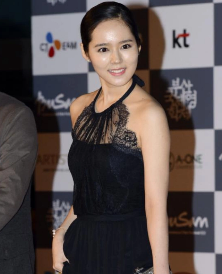 辣妈韩佳人 五官精致又仙又美 拍写真皮肤细嫩,曼妙身姿,很是迷人.