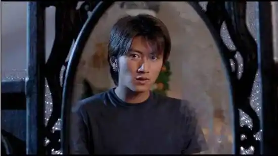 刘德华怎么也想不到,当年随口亲的婴儿,居然差点把他踢下神坛_谢霆锋