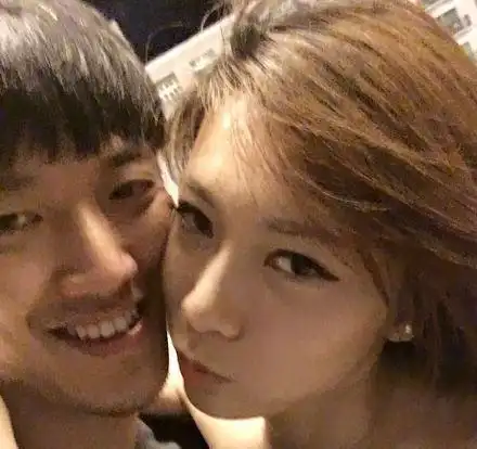 颜骏凌刚帮助上港夺冠,他妻子就发布两人离婚的消息