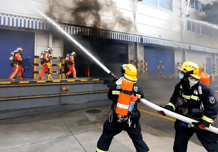 11月1日,消防员在进行大型仓储灭火演练.