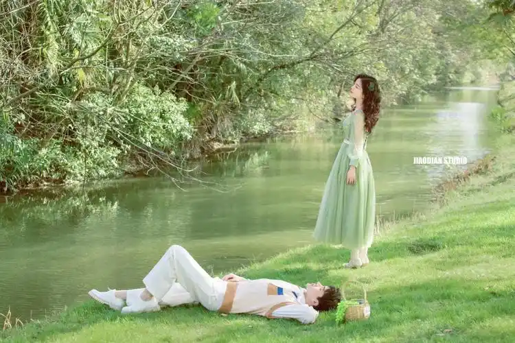 流行色绿色给仙女们推荐一组《绿野仙踪》少女浪漫感觉的森系婚纱照