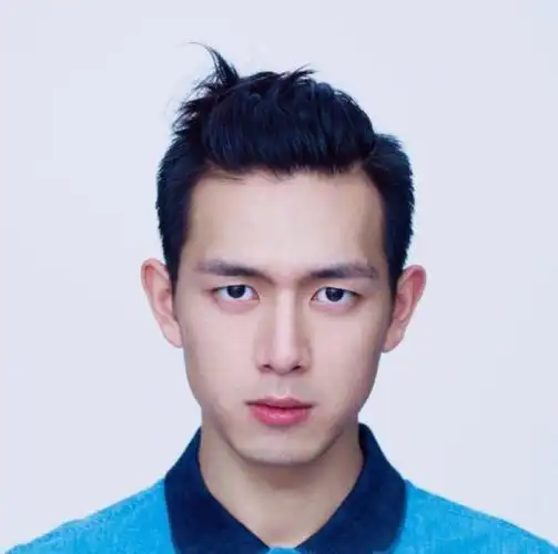 本以为证件照很丑直到看到李现的证件照确定不是抠图来的