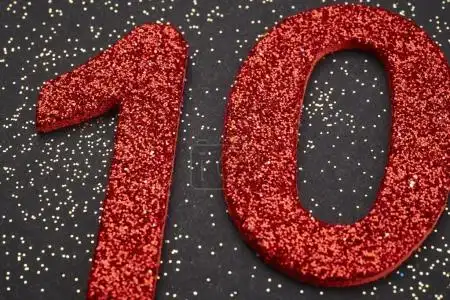 名称:数字十红颜色在黑色的背景.周年